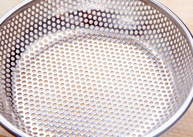 Stainless steel flour sifter Sieve Colanders S/M/L/XL Size Fine Mesh Wire oil strainer pot Frying Basket for baking Cooking Tool