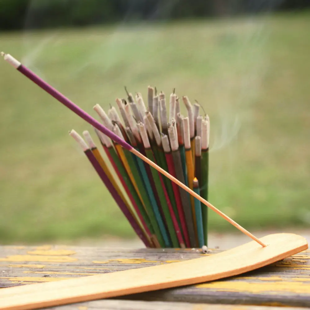 Подставка для палочек благовоний. Окуривание благовониями индия. Благовония палочки как использовать. Северные благовония палочки. Древние благовония.