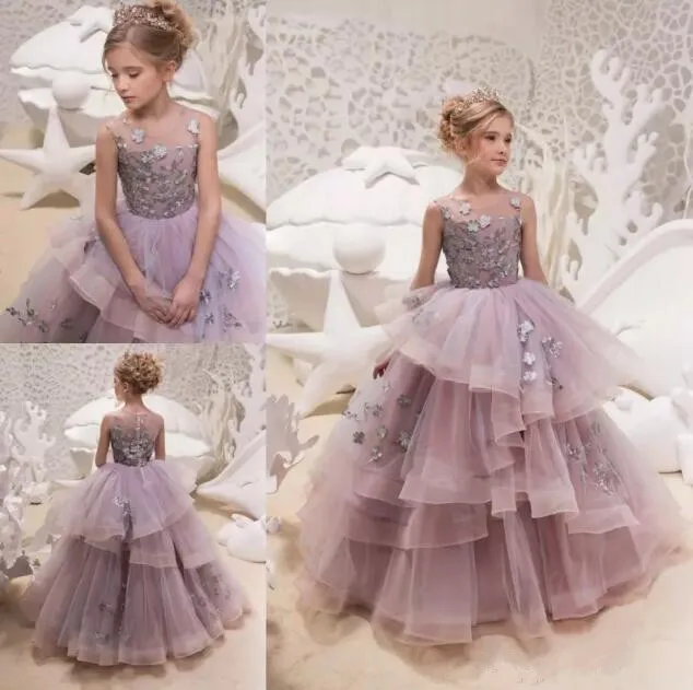 

Princess New Flower Girl Dresses 3D Flowers Applique Pageant Gowns Tiered Puff Communion Pageant Gown Floor Length Any Size