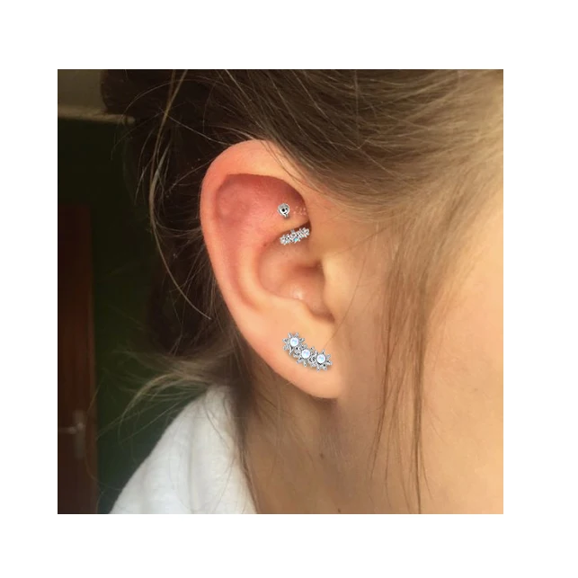 Прокол хряща (хеликс, флэт). Флэт прокол уха. Флэт прокол уха. Прокол хряща (хеликс, флэт). Пирсинг ушей хеликс флэт.