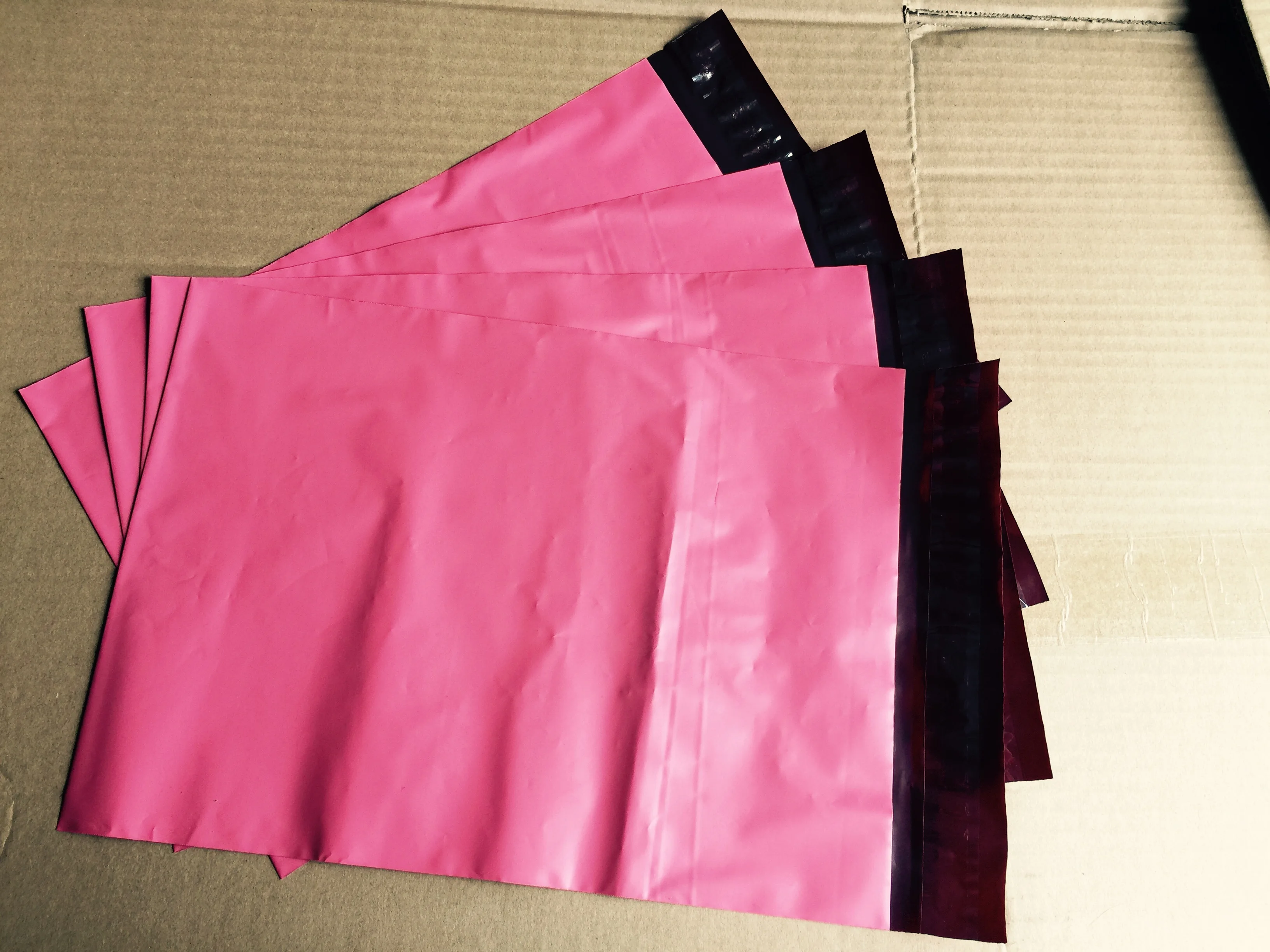 Material para embrulhos e bolsas de presente