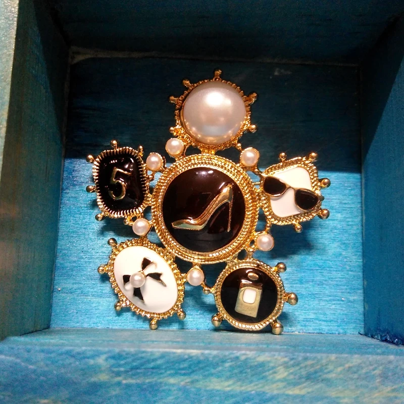 cc brooch 02