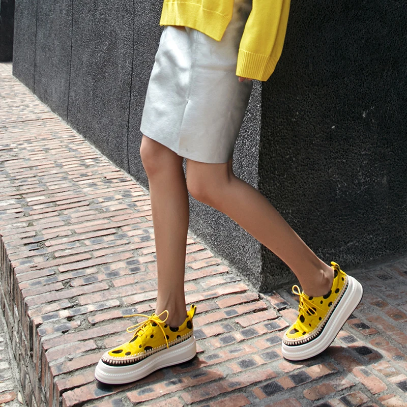 DoraTasia/весенние брендовые новые женские кроссовки из меха пони; коллекция года; обувь на платформе в горошек для женщин и девушек; повседневная обувь на плоской подошве со шнуровкой