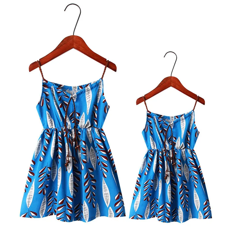 Летнее платье-комбинация для мамы и дочки пляжное платье с цветочным принтом для мамы и дочки одинаковые комплекты для семьи