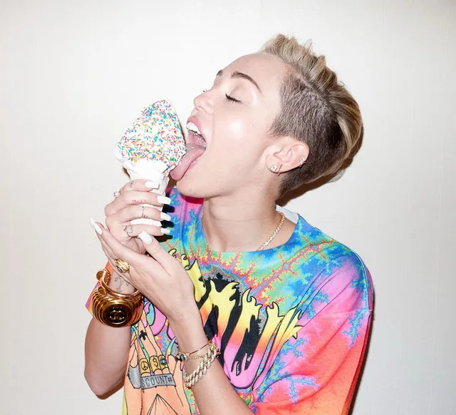 Miley Cyrus Actor & singer photos silk fabric print pictures 40X33cm