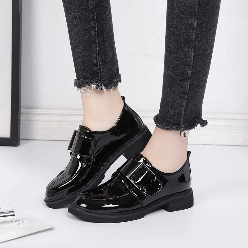 Женская обувь из лакированной кожи; женские оксфорды; однотонная черная обувь для отдыха; женская повседневная обувь на низком квадратном каблуке с металлической пряжкой