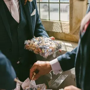 Индивидуальный mr& mrs имена, дата или текст деревенская Свадьба конусы-конфетти, настроить свадебные конфетти посылка дизайн