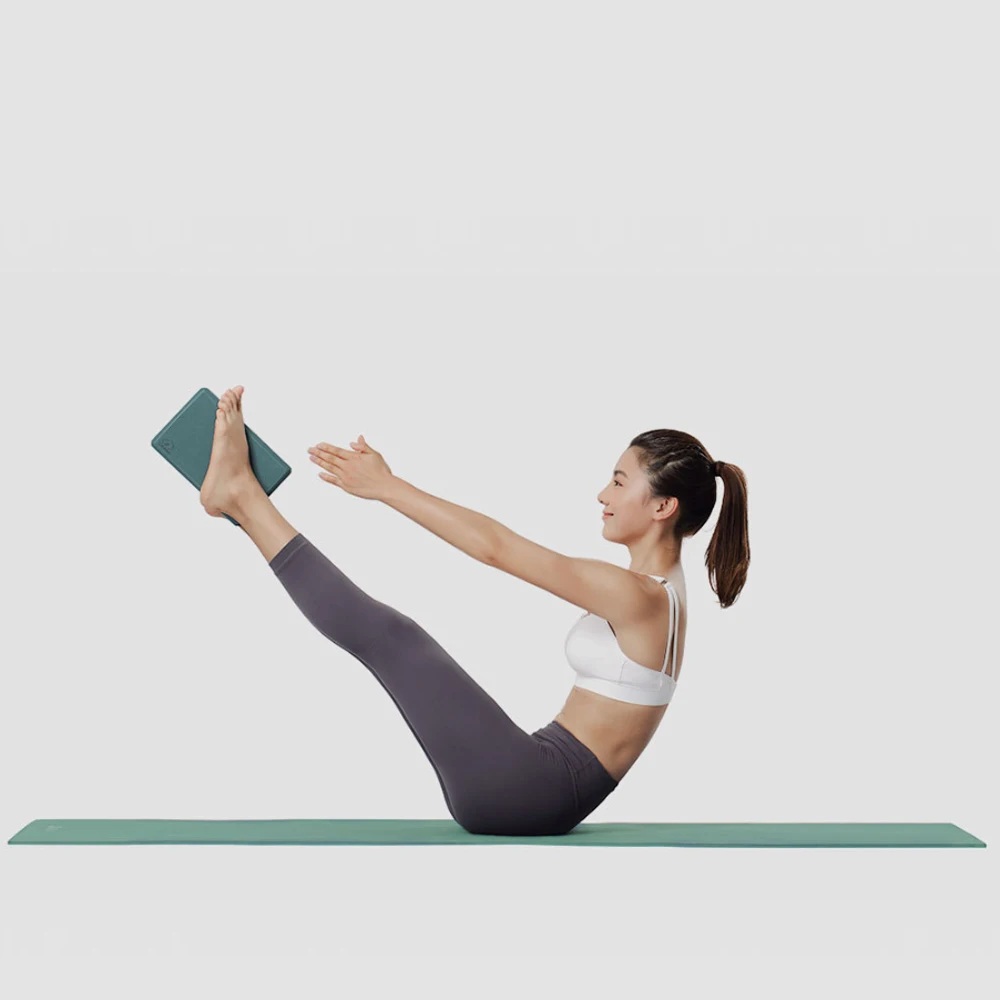 упражнения с блоками для йоги. блок кирпич для йоги. упражнение кирпичики. блоки для растяжки. растяжка спины с кубиками.