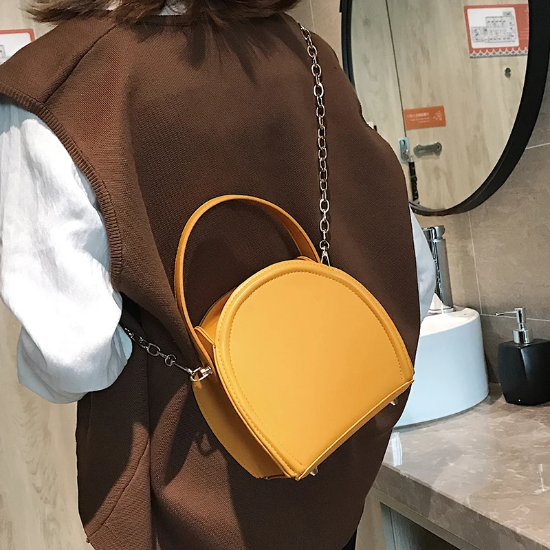 

2018 new Korean fashion casual portable simple versatile shoulder slung small round bag.