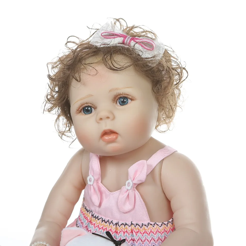 NPKCOLLECTION 56 см полный корпус slicone reborn baby doll девочка bebe Кукла reborn Ванна игрушка ручной корни вьющиеся волосы Анатомически правильные