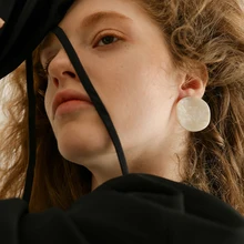 Новая мода, акриловые круглые волнистые серьги-гвоздики для женщин, цветные, с молотком, монета, диск, смола, геометрический дизайн, круглые ювелирные изделия