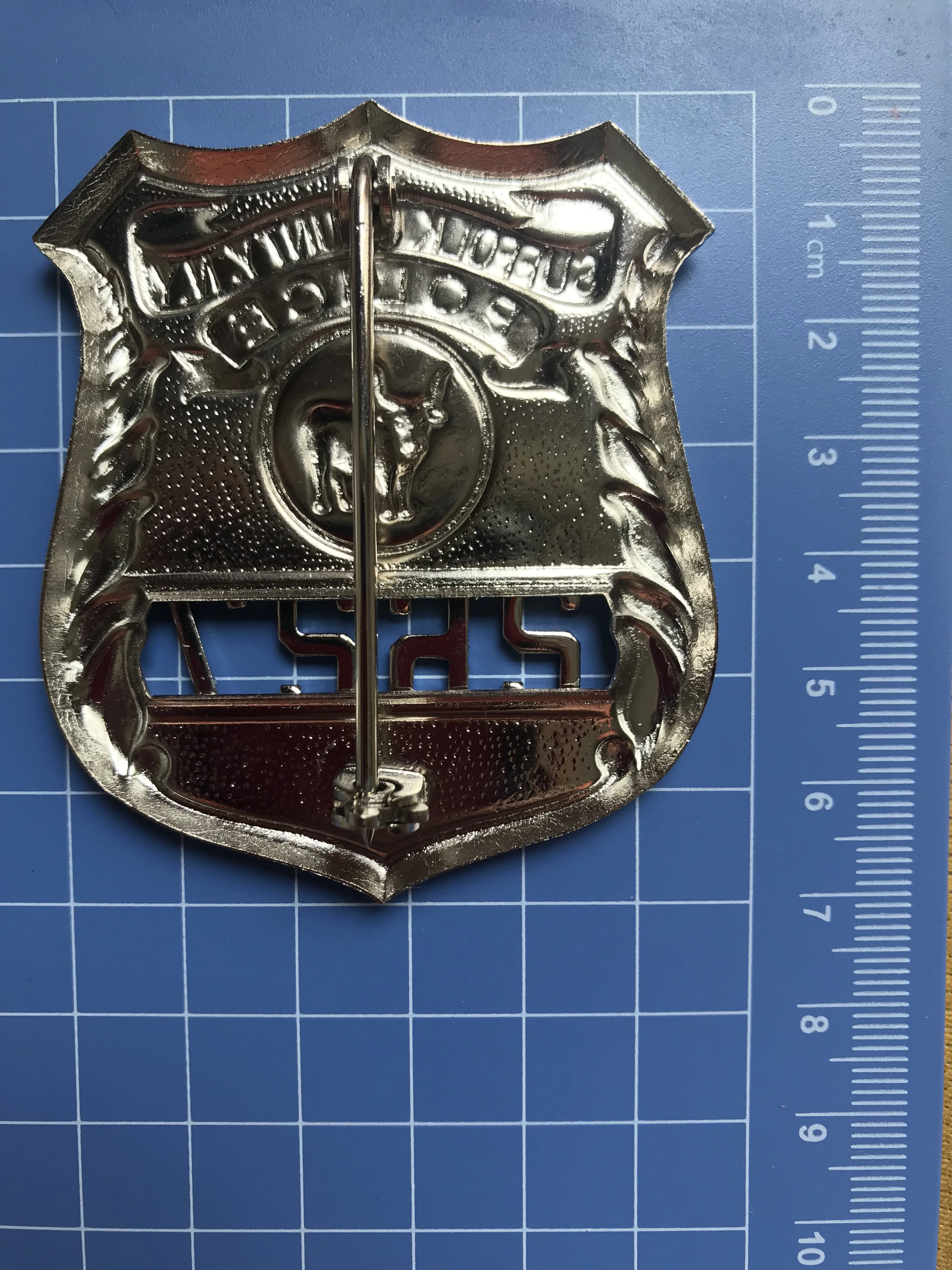 Абсолютно Суффолк графство полиция NY модель металлическая insignia Сувенирный значок bull значок номер 2627