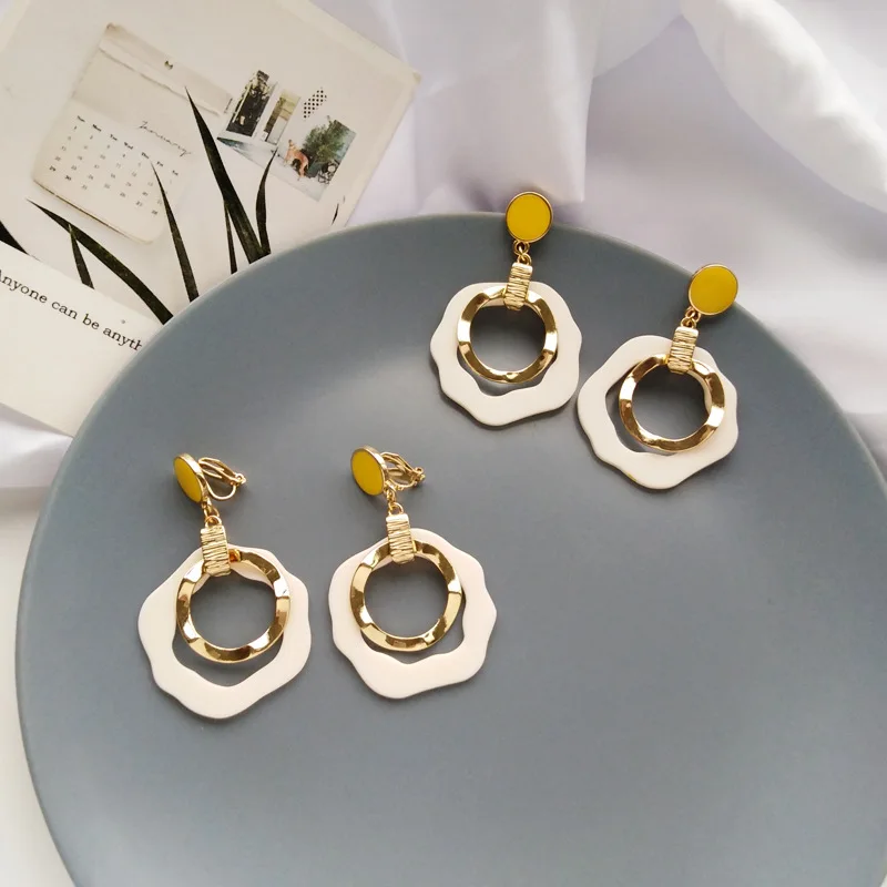 

Minimalist Hollowed Out Round Disc Slice Clip Earrings for Women Elegant Geometric Irregular Shape Clip on Earring No Pierced