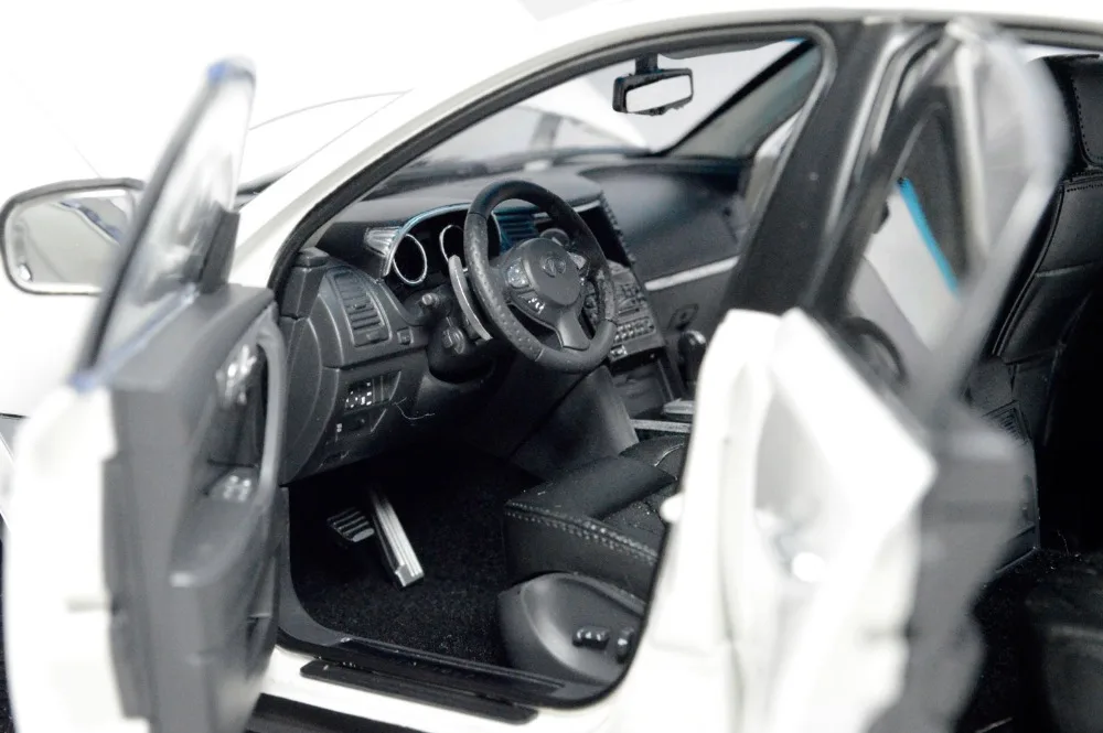 Infiniti-QX70-2014-W-7
