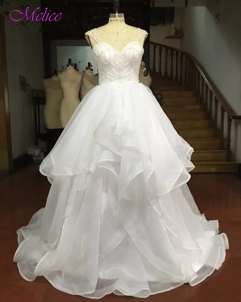 

Fsuzwel Delicate Beaded Sweetheart Neck Crystal Ball Gown Wedding Dress 2020 Graceful Ruffles Organza Bride Gown Robe De Mariage