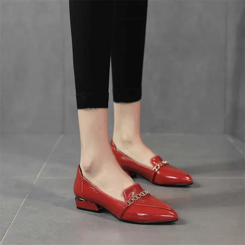 Весенние женские лоферы в британском стиле; черные туфли из лакированной кожи с острым носком на плоской подошве с Красной металлической цепочкой; модные повседневные офисные женские модельные туфли - Цвет: Red