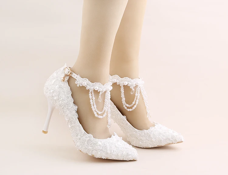 Белые свадебные туфли с жемчугом и кристаллами; женские босоножки на очень высоком каблуке с острым носком и ремешком на щиколотке; вечерние туфли для торжеств