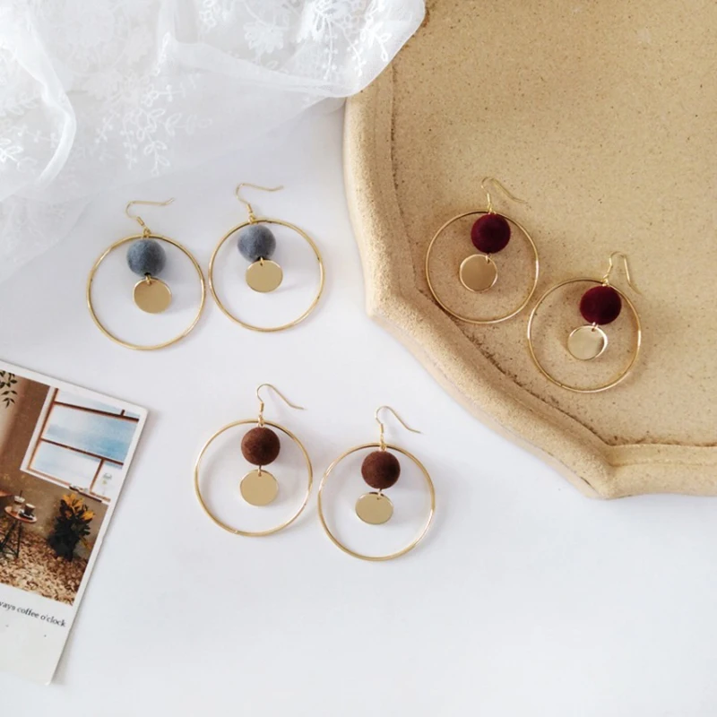 

Spherical geometric earrings Metallic warm winter wool ball earrings Student earless earclip ladies jewelrywholesale couple gift
