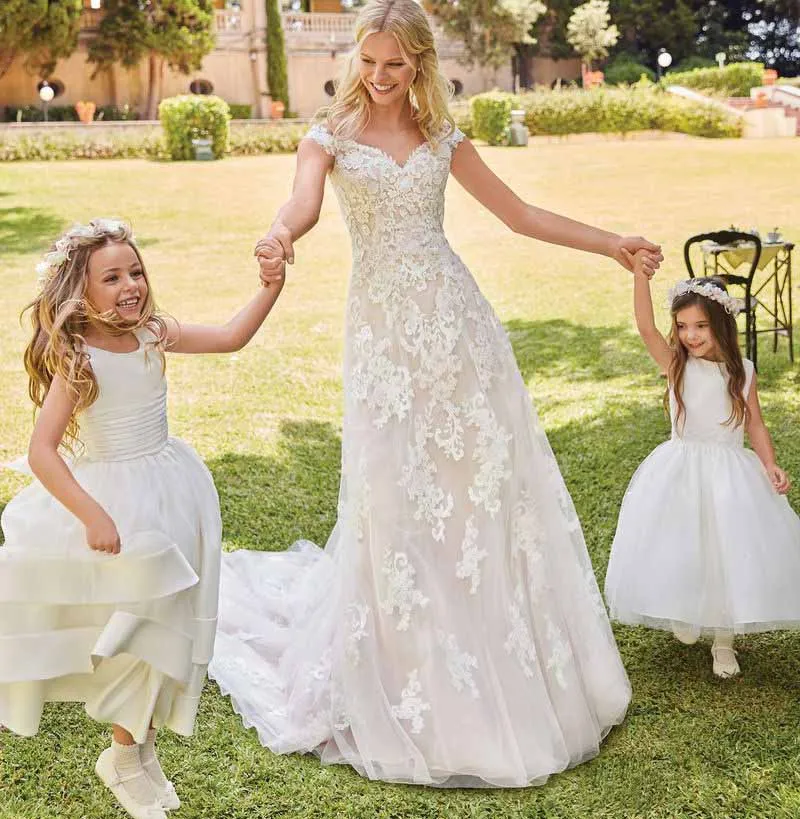 

Lace Appliques Nude Lining Boho Wedding Dresses 2019 Off The Shoulder Court Train Wedding Gowns Bride Dresses Robe De Soiree