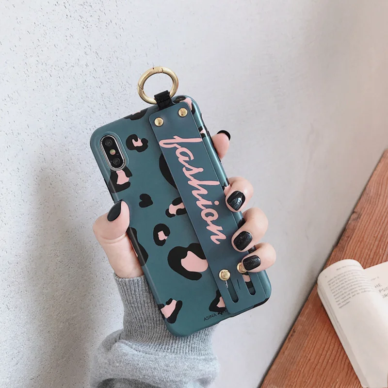 

Retro Leopard Print Phone Case For iphone XS Max X XR For iphone 6S 6 7 8 Plus Back Cover Fashion Wrist Strap Hand Cases Fundas