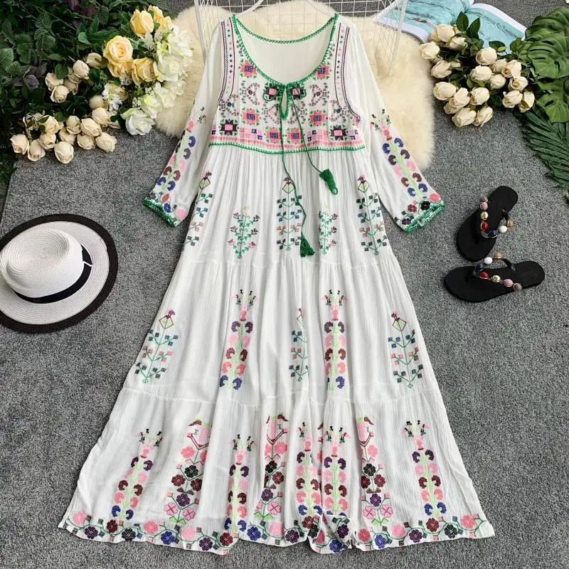

Holiday Dress Ethnic Wind Heavy Industries Embroidered Flower Round Neckle with Loose Bandwidth and Elegant Sandy Dress