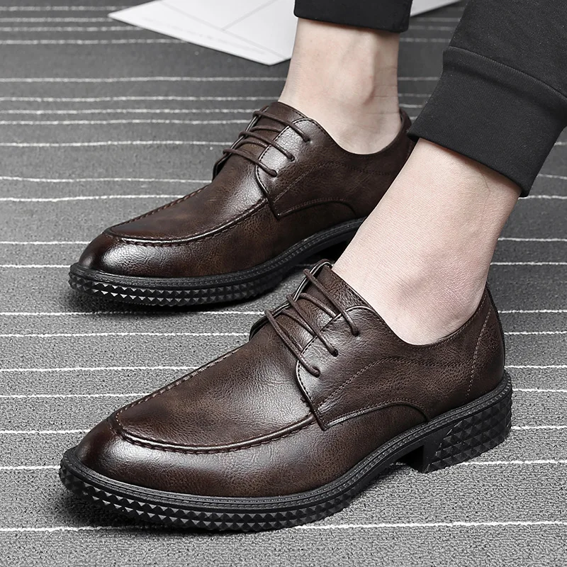 

Spring and Autumn Business Leisure shoes trend British sharp black hair stylist raises shoes men's shoes