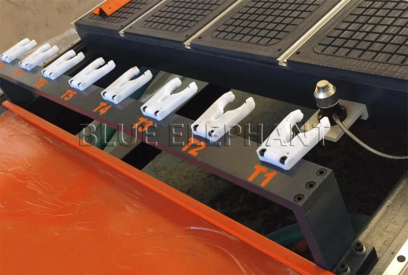 linear tool change magazine of 1325 atc cnc machinery with nk260 controller and hqd spindle