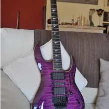 Электрическая гитара фиолетового цвета, заказной головной убор и форма тела. Клен. С струнным наконечником