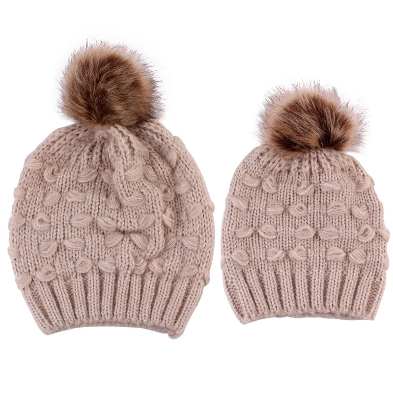 Зимние для маленьких девочек Шапки новорожденных шапочка милый теплый вязаный для маленьких девочек шляпа Детская Кепки Одинаковая одежда для мамы и дочки Шапки Pom Hat
