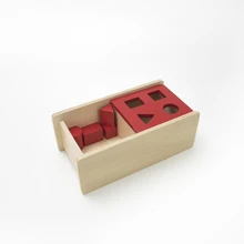 Caja de madera con piezas geométricas
