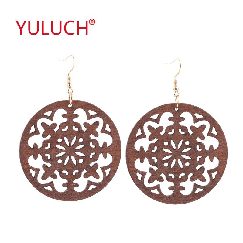 

2018 Popular Retro Christmas Gifts Wooden Round Openwork Snowflake Pendant for Ethnic Women's Jewelry Earrings