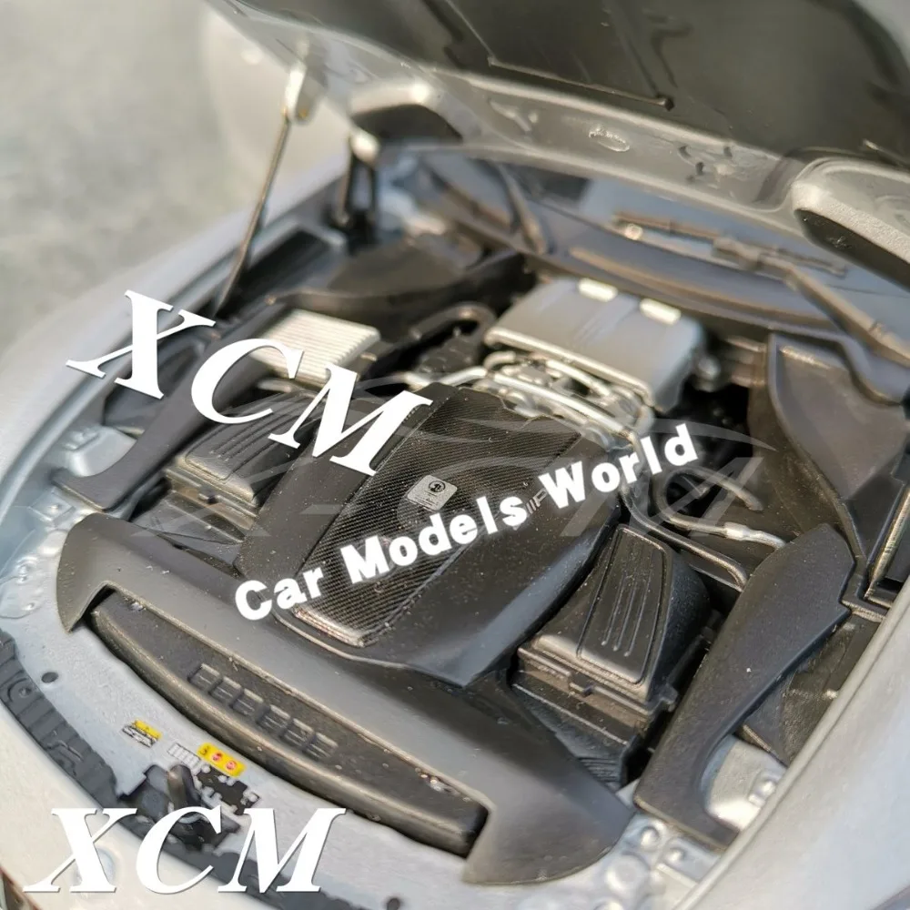 Литая модель автомобиля для почти реального AMG GT R 1:18(серебро)+ маленький подарок