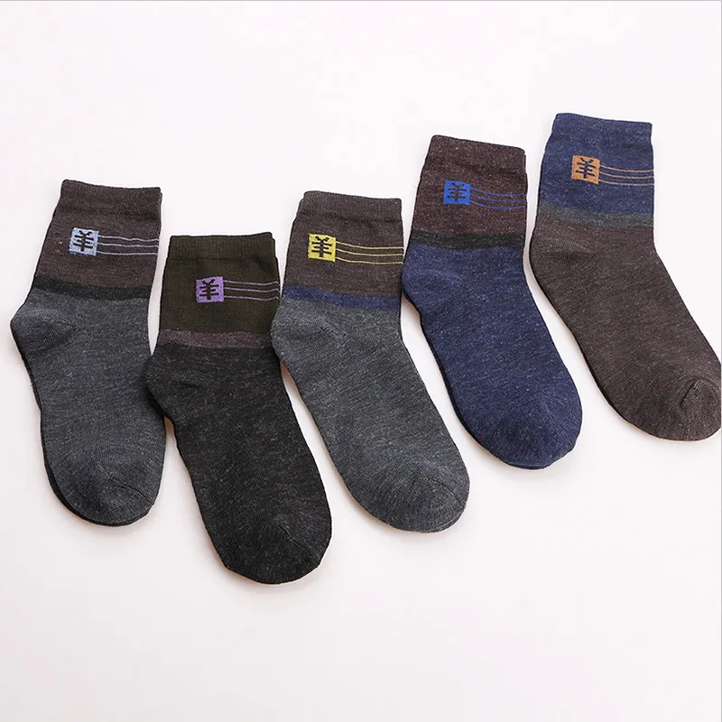 

2018 new A pair of autumn and winter thick warm socks high quality warm wool breathable not stomping