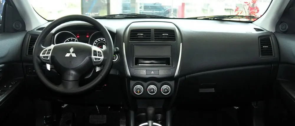 Mitsubishi-ASX-2011-interior-3-s