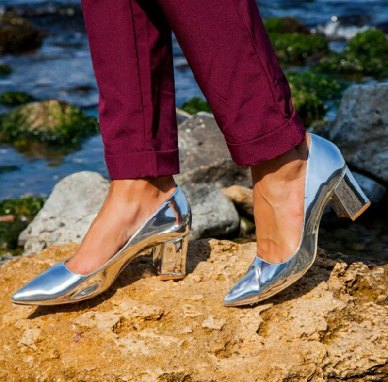 Туфли на высоком каблуке; женские туфли-лодочки из лакированной кожи; сезон весна; тонкие женские модельные туфли; весенние женские туфли-лодочки на толстом каблуке с острым носком и леопардовым принтом