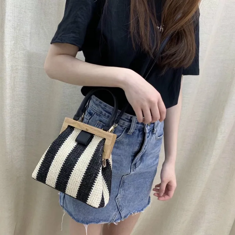 

2019 New Small Fresh Wooden Clip Lady Bag Leisure Straw Bucket Bag Summer Beach Single Shoulder Hand Cross Body Small Bag Female
