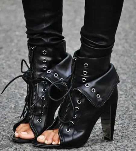 Ультрамодные байкерские ботинки с острым носком, шипованными каблуками; цвет черный; стильные нарядные женские туфли-лодочки в стиле панк; красивая женская обувь на потрясающем высоком каблуке