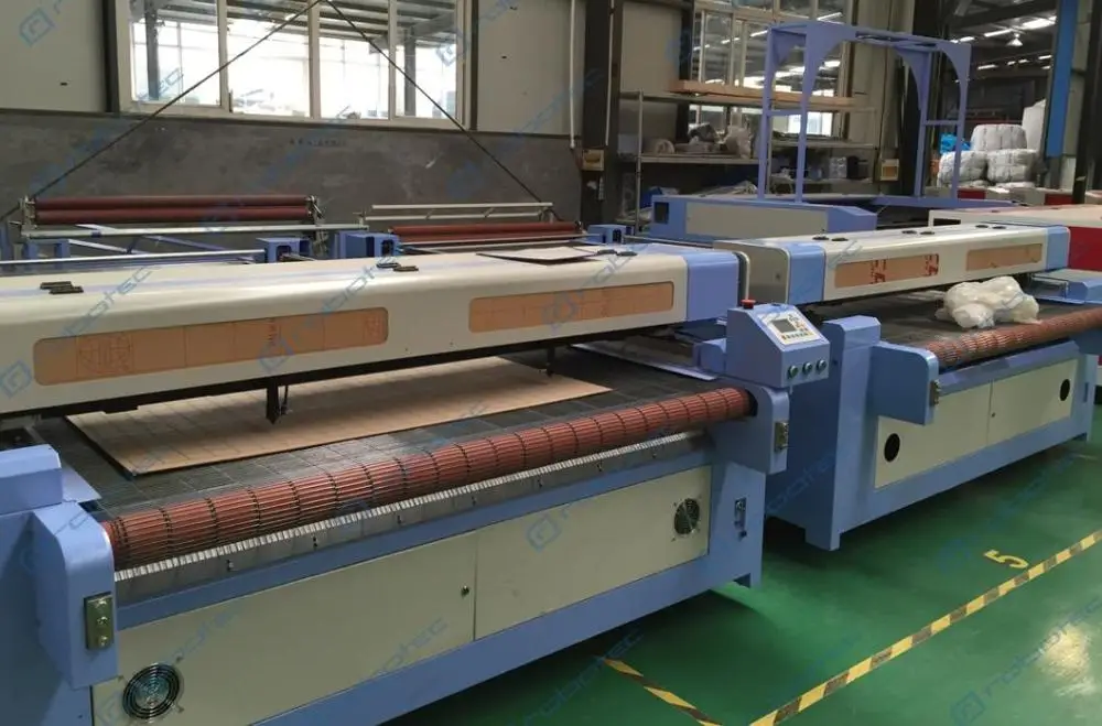 

New Technology 1625 Textile Machinery fabric labels laser cutting engraving machine with auto feeding