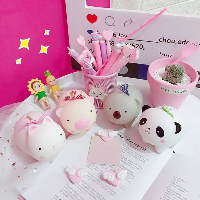 

1PC Storage Case Plastic Piggy Bank Money Storage Box Creative Cartoon Piggy Bank Furnishing Articles Props Gift Accessories
