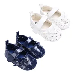 Новорожденных обувь принцессы для маленьких девочек из искусственной кожи бантом Anti-Slip кроватки детские обувь выдалбливают мелкой Prewalker