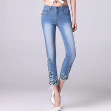 Летние женские Стрейчевые джинсовые брюки длиной до икры с вышивкой, повседневные женские дизайнерские Отбеленные джинсовые брюки с вышивкой