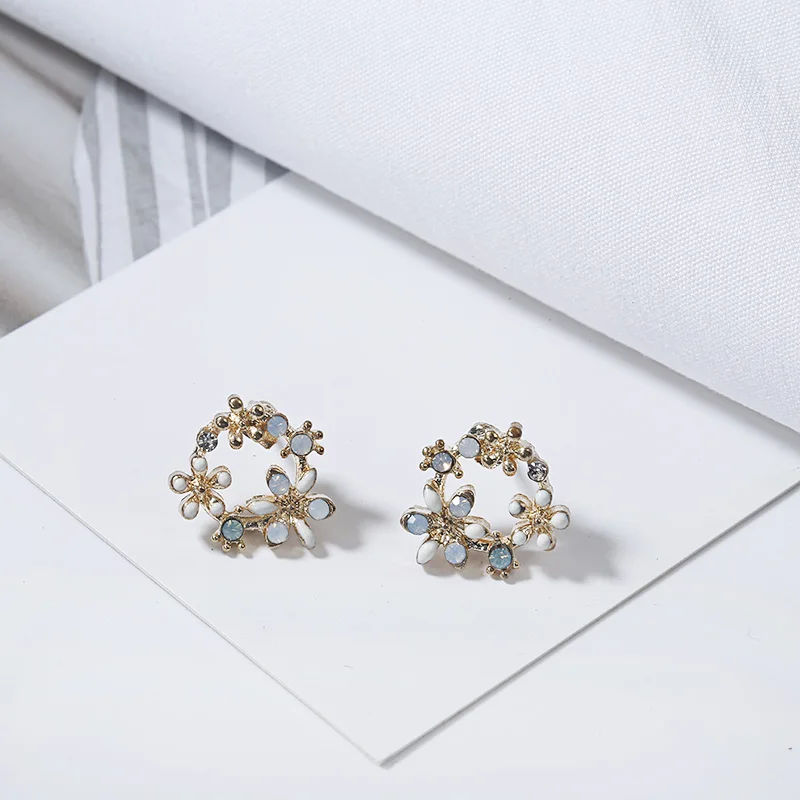 

Korean New Colorful Rhinestone Wreath Stud Earrings For Women Sweet Flower Shell Small Circle Earrings Pearl Cute Pendientes