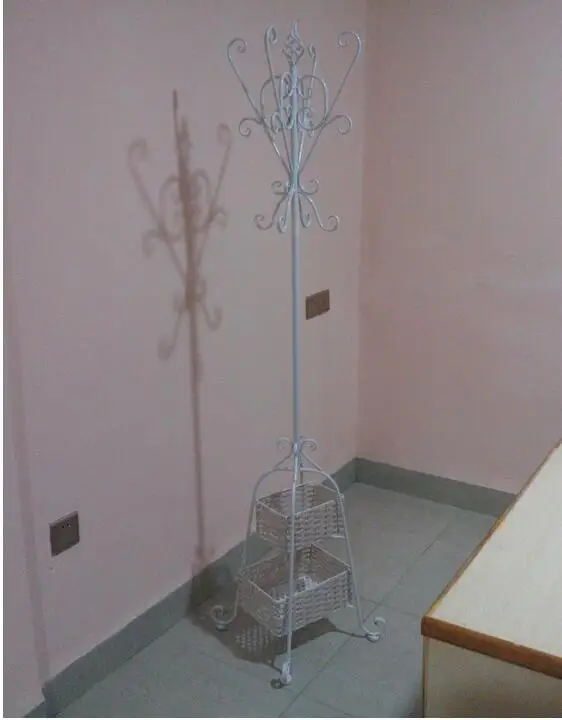 

The bedroom floor clothes tree Creative with multi-functional hanger basket