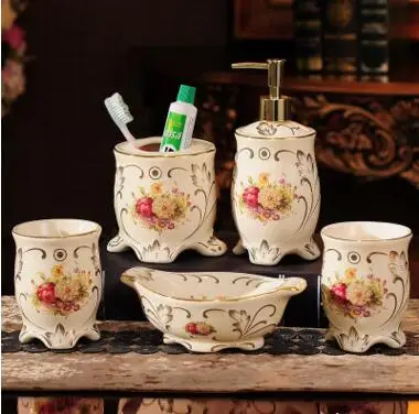 Высококачественные керамические наборы для ванной в европейском стиле Jingdezhen/1 бутылка для эмульсии/1 мыльница/2 чашки/1 держатель для зубных щеток - Цвет: 5PCS