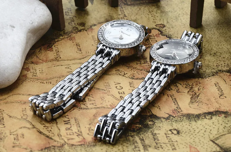 Новое поступление модные и повседневные женские часы с серебряным браслетом роскошные часы с кристаллами OEM круглые Ультра тонкие кварцевые часы