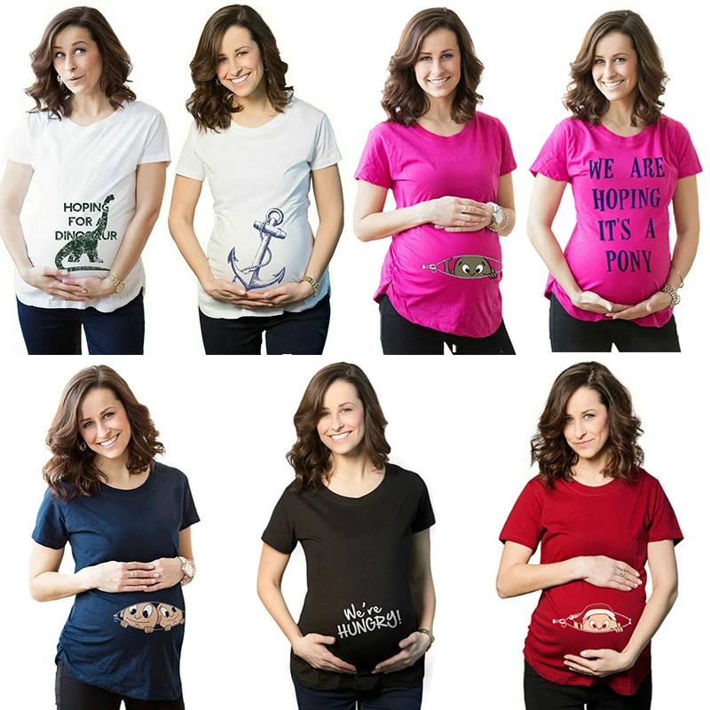 беременная с новогодним подарком. новогодняя фотосессия в свитере и носочках. подарки для беременной женщины. подарок подруге на рождение ребенка. беременные с елкой.