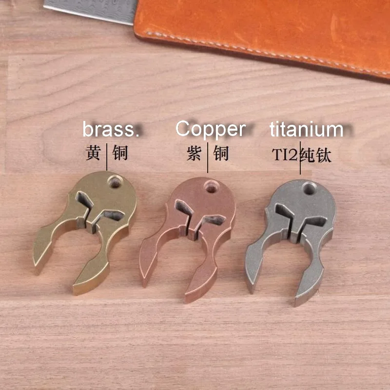Multi-função ao ar Bronze de Titânio Abridor de Máscara Ferramenta Livre Acampamento Viagem Auto-defesa Chaveiro Edc 2 High Quality Esporte e Lazer