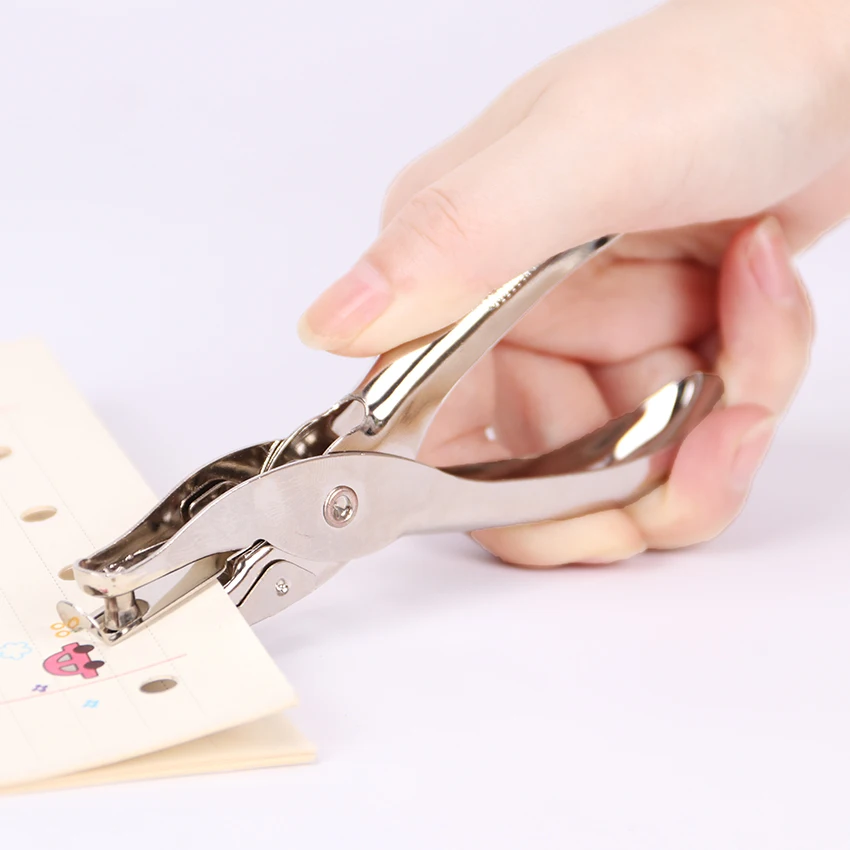 с помощью маленького отверстия сделанного в листе. дырокол для пробивки металлических колец. вырезание отверстий на ткани. эпоксидная смола в отверстии. дырокол 10 мм отверстие.