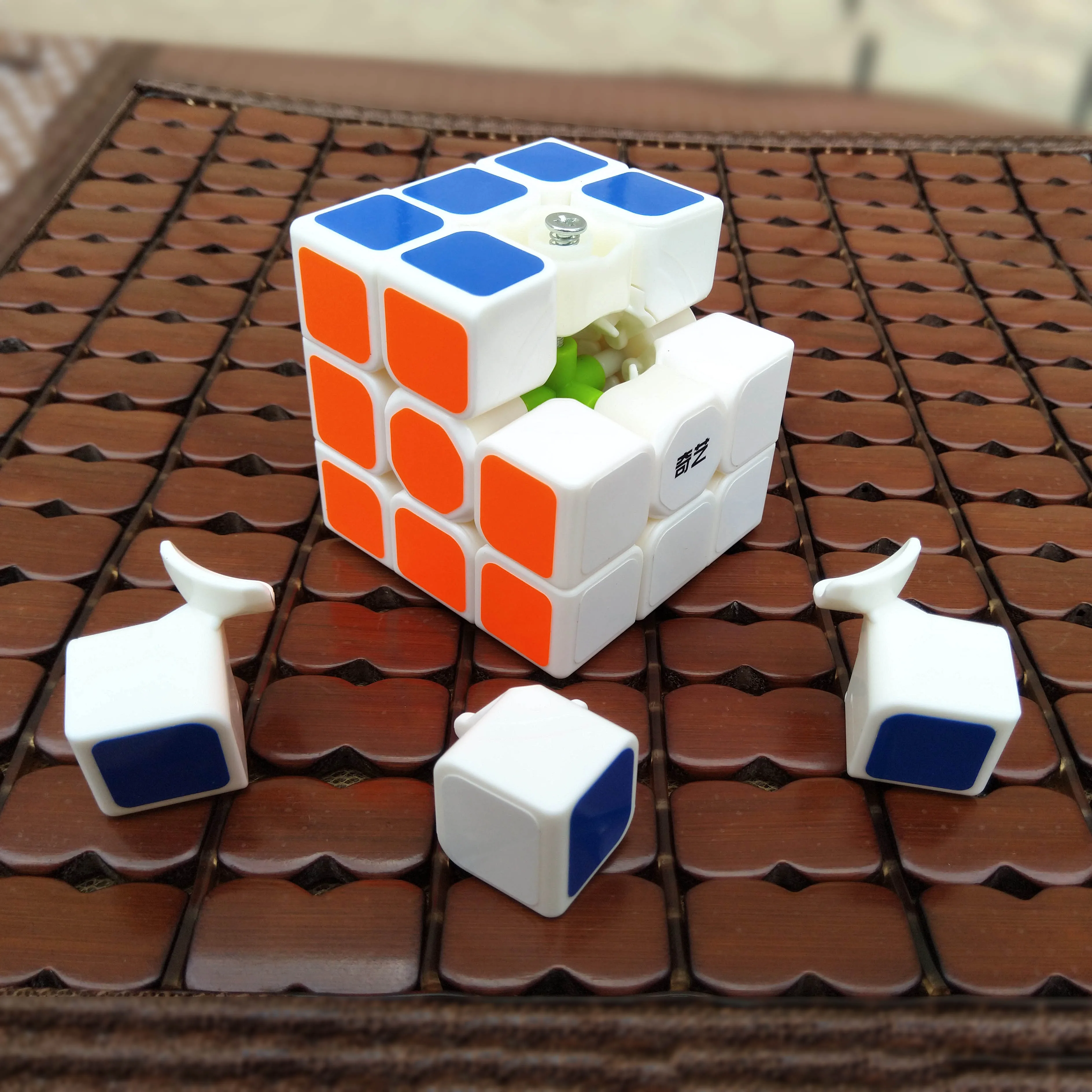 Qiyi Magic Cube 3x3x3 Cubo Magico Profissional Kubus Puzzle Speed Neo Cube 3x3 Educational Toys For Children Gift Kids Toys