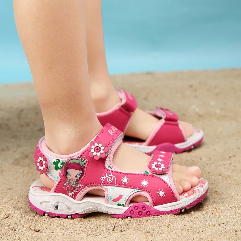 Девочки в сандалях. Летние босоножки для девочек. Сандали пляжные для девочек. Детские сандалии на ноге. Летняя обувь для детей.